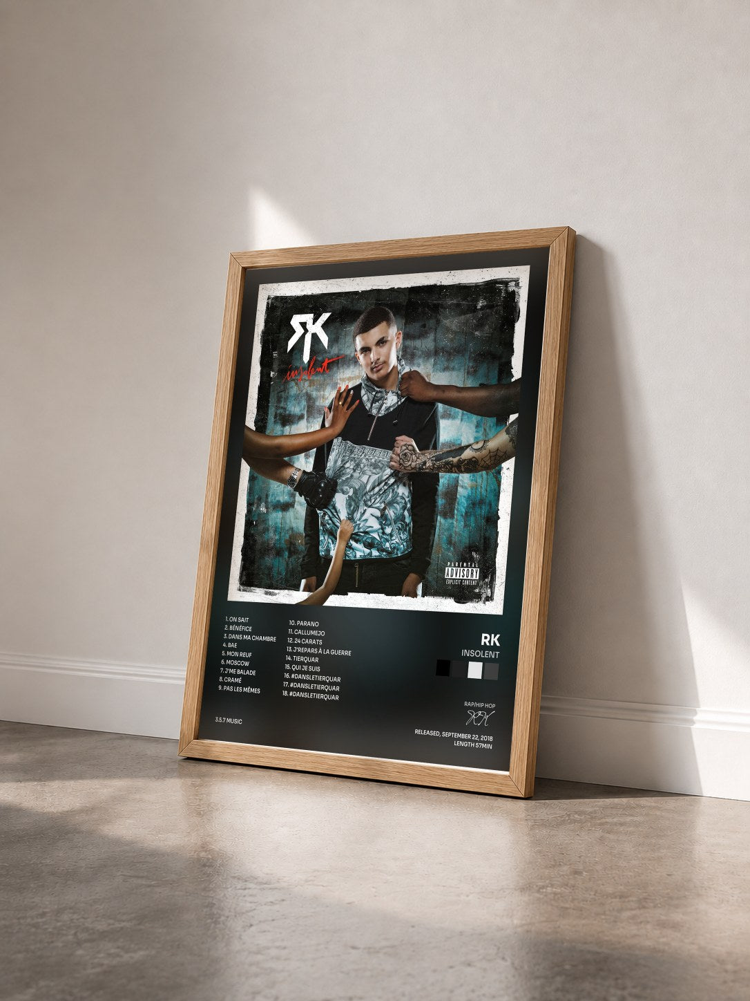 #bois Tableau de l'album Insolent de RK vu de trois quarts, cadre en bois brut