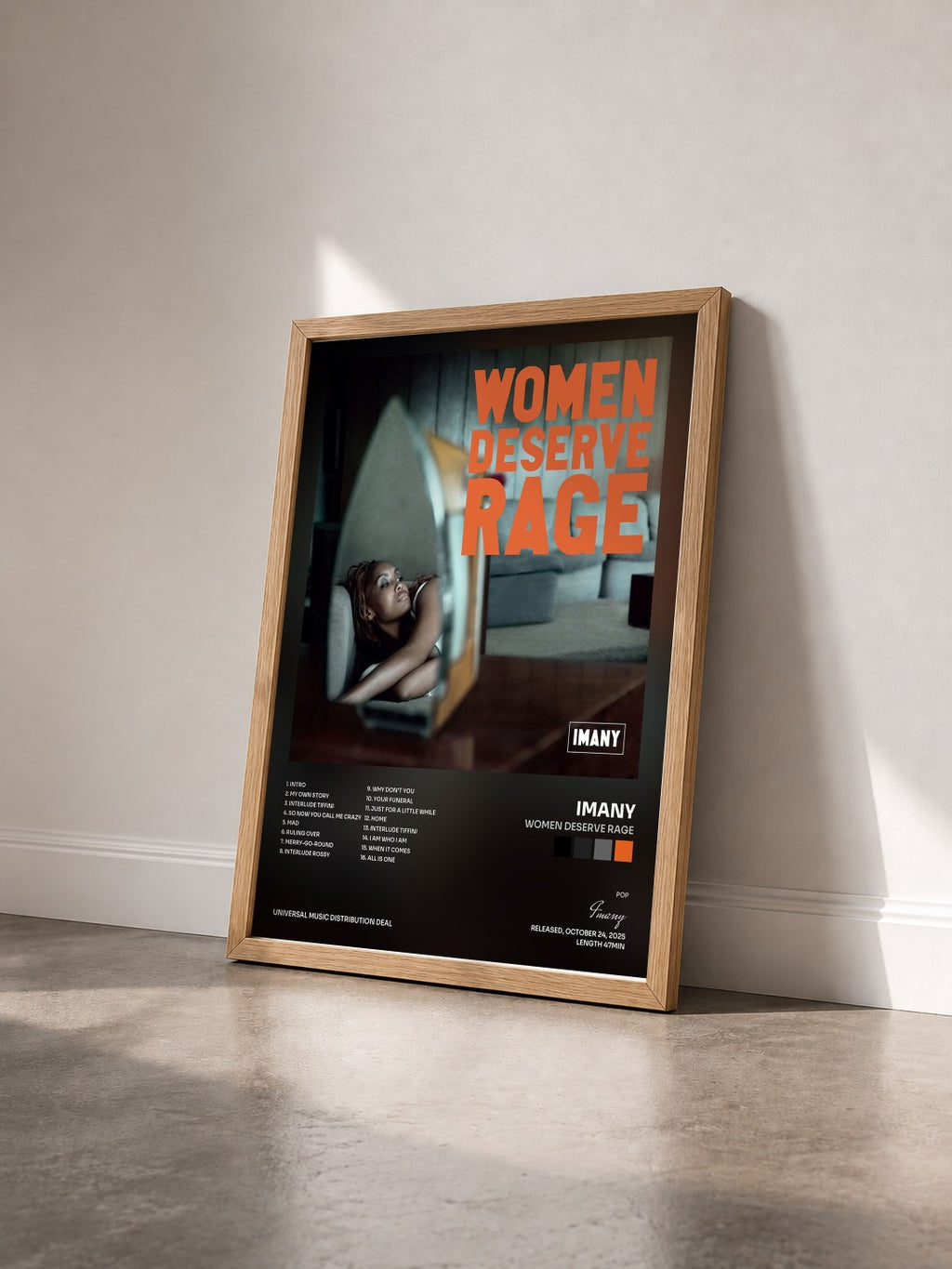 #bois Tableau de l'album Women Deserve Rage de Imany vu de trois quarts, cadre en bois brut