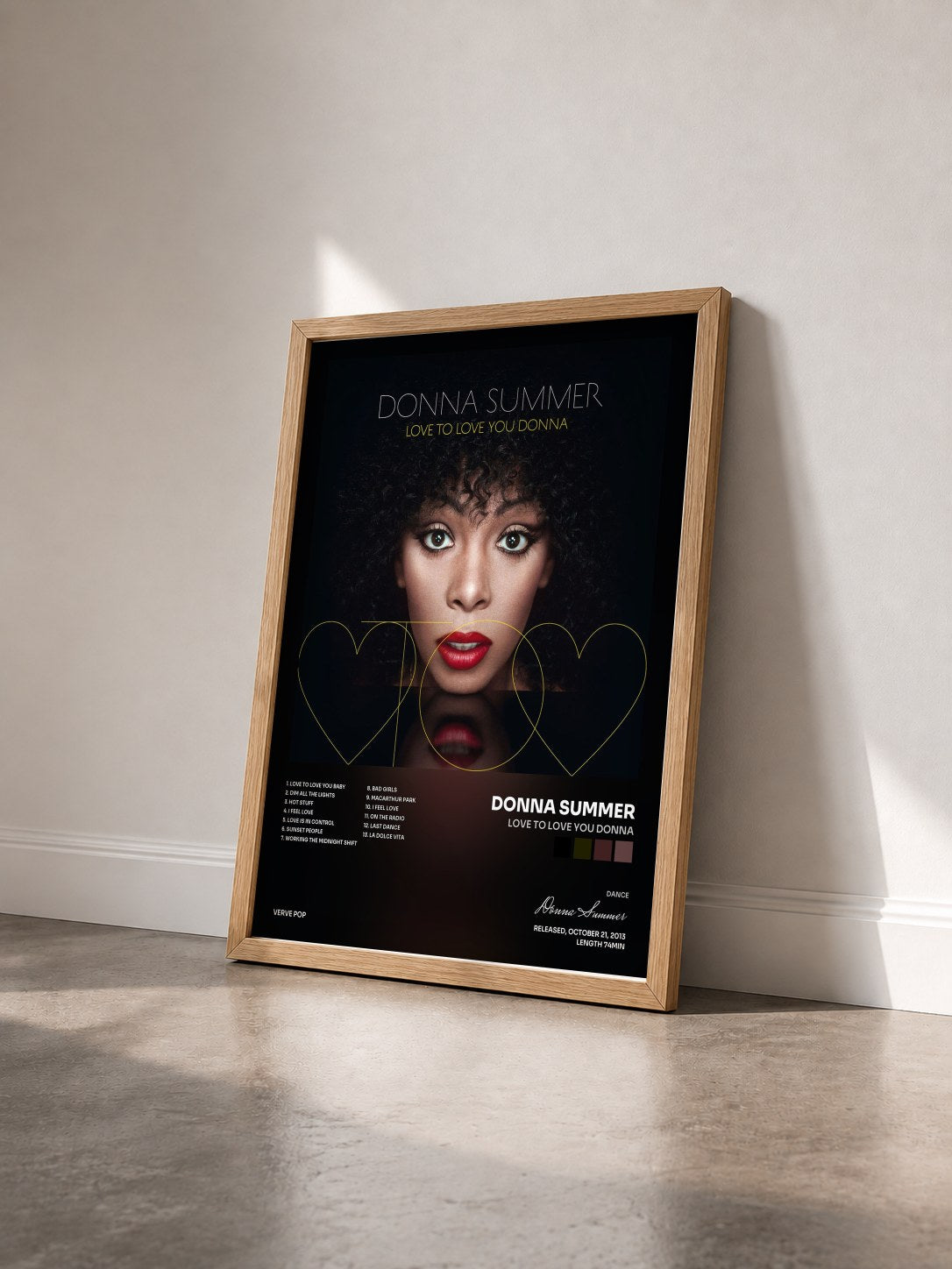 #bois Tableau de l'album Love To Love You Donna de Donna Summer vu de trois quarts, cadre en bois brut