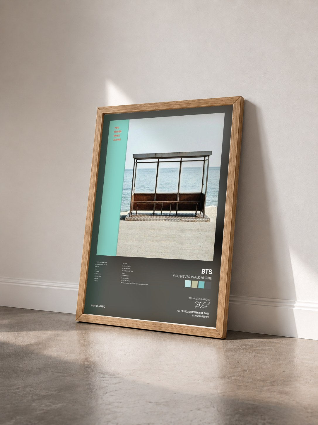 #bois Tableau de l'album You Never Walk Alone de BTS vu de trois quarts, cadre en bois brut