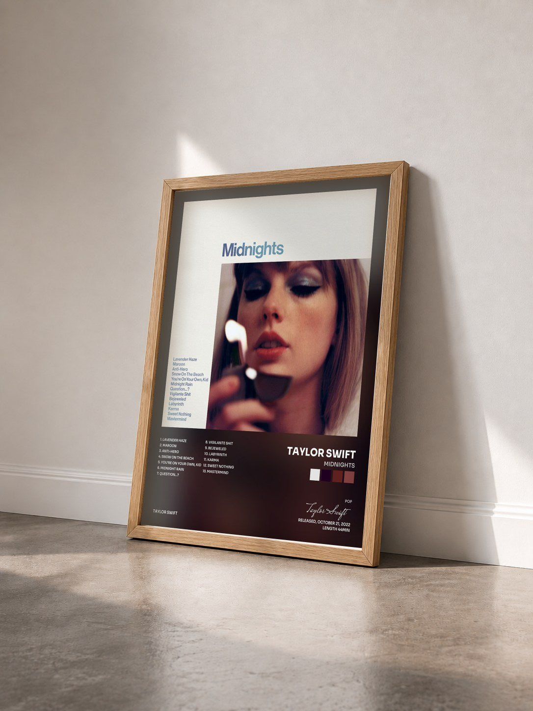 #bois Tableau de l'album Midnights de Taylor Swift vu de trois quarts, cadre en bois brut