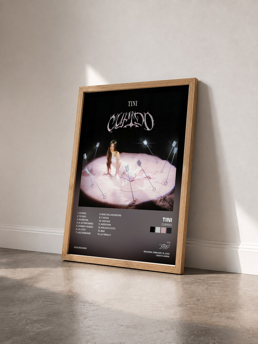 #bois Tableau de l'album Cupido de TINI vu de trois quarts, cadre en bois brut