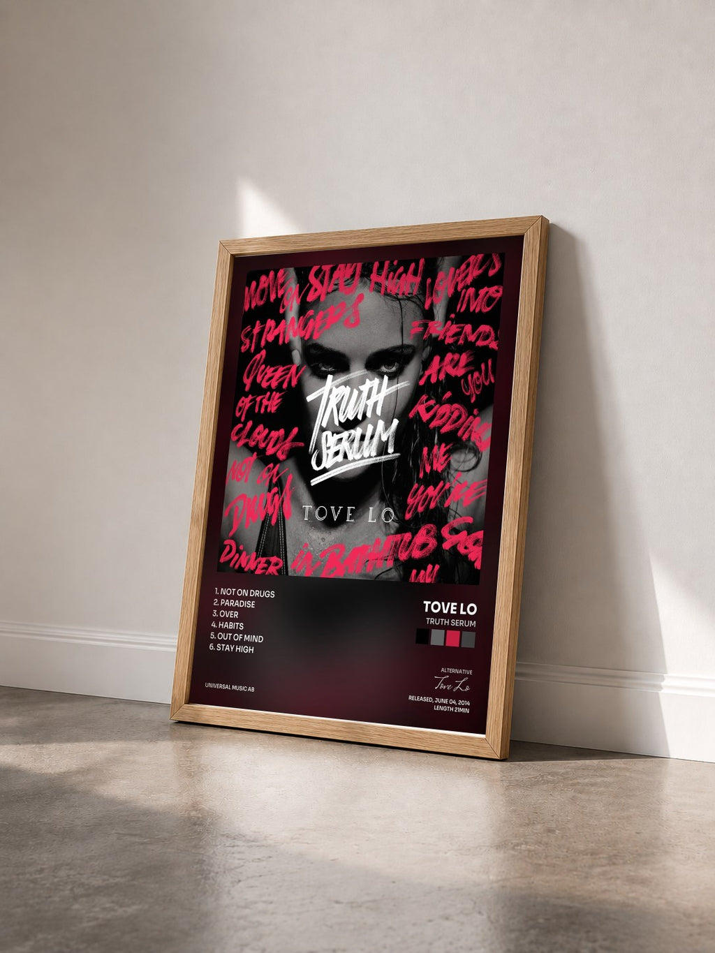 #bois Tableau de l'album Truth Serum de Tove Lo vu de trois quarts, cadre en bois brut