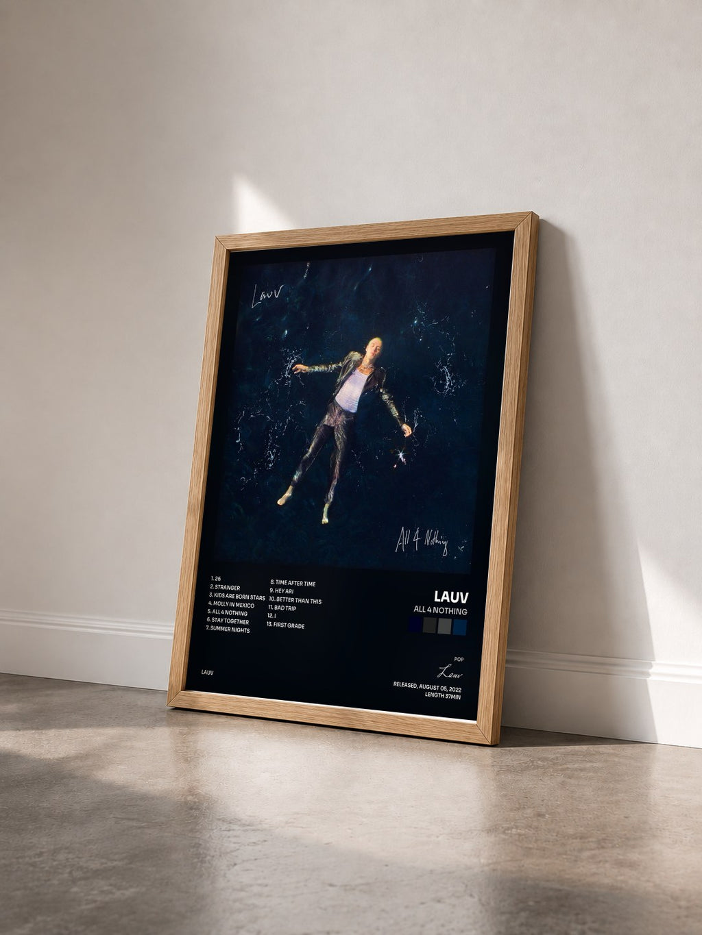 #bois Tableau de l'album All 4 Nothing de Lauv vu de trois quarts, cadre en bois brut