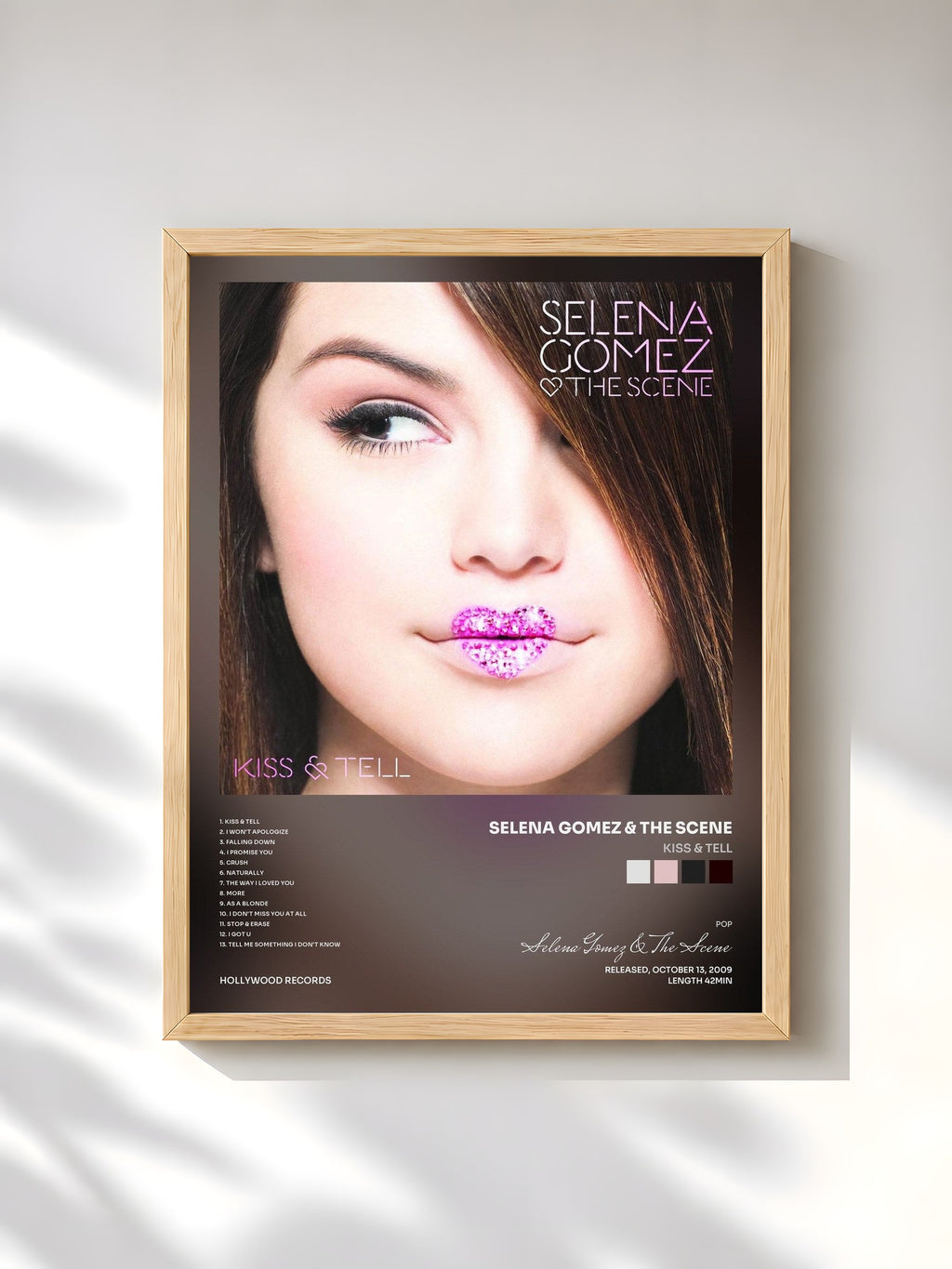 #bois Tableau de l'album Kiss & Tell de Selena Gomez & The Scene, cadre en bois brut, imprimé et encadré en France