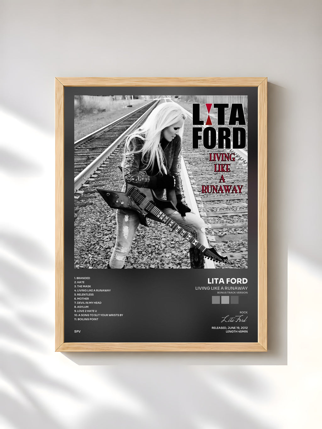 #bois Tableau de l'album Living Like a Runaway (Bonus Track Version) de Lita Ford, cadre en bois brut, imprimé et encadré en France