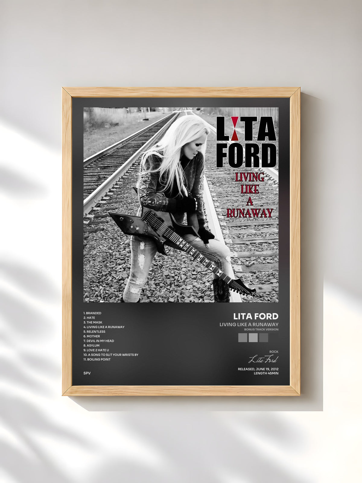 #bois Tableau de l'album Living Like a Runaway (Bonus Track Version) de Lita Ford, cadre en bois brut, imprimé et encadré en France