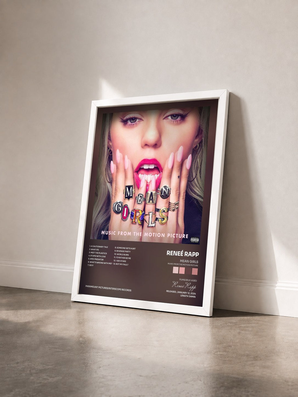 #blanc Tableau de l'album Mean Girls (Music From The Motion Picture) de Reneé Rapp vu de trois quarts, cadre blanc
