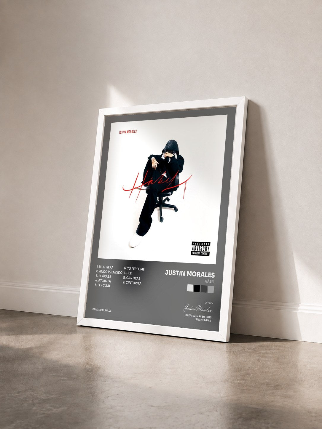 #blanc Tableau de l'album Hábil de Justin Morales vu de trois quarts, cadre blanc