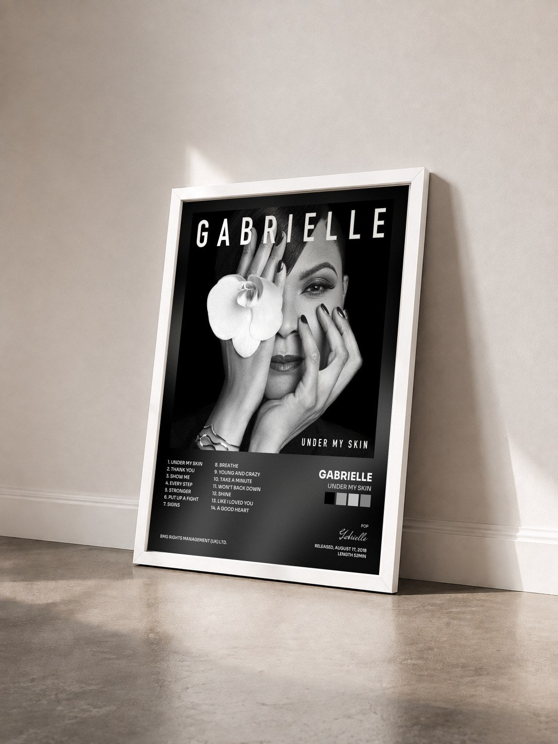#blanc Tableau de l'album Under My Skin de Gabrielle vu de trois quarts, cadre blanc