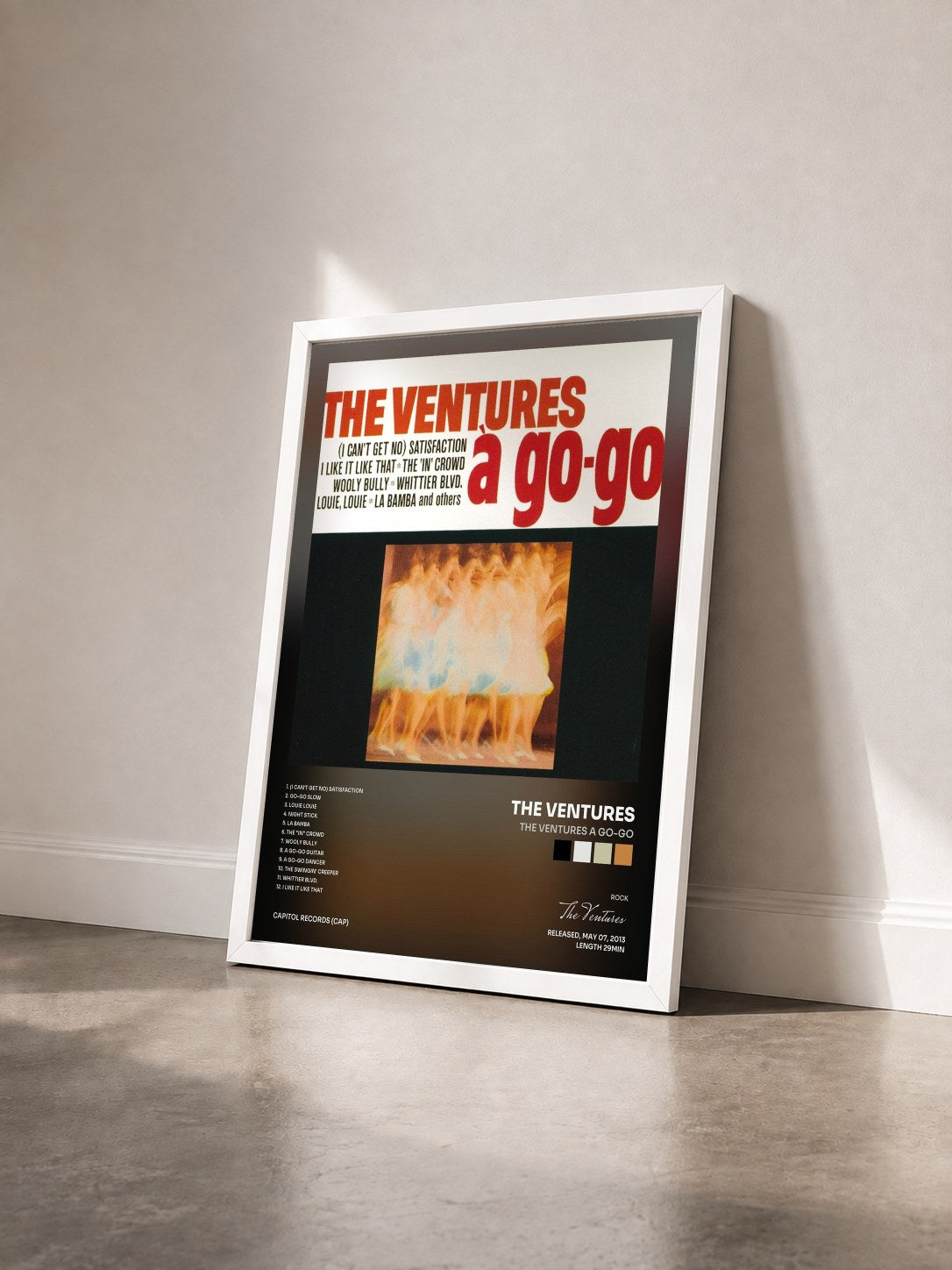 #blanc Tableau de l'album The Ventures A Go-Go de The Ventures vu de trois quarts, cadre blanc
