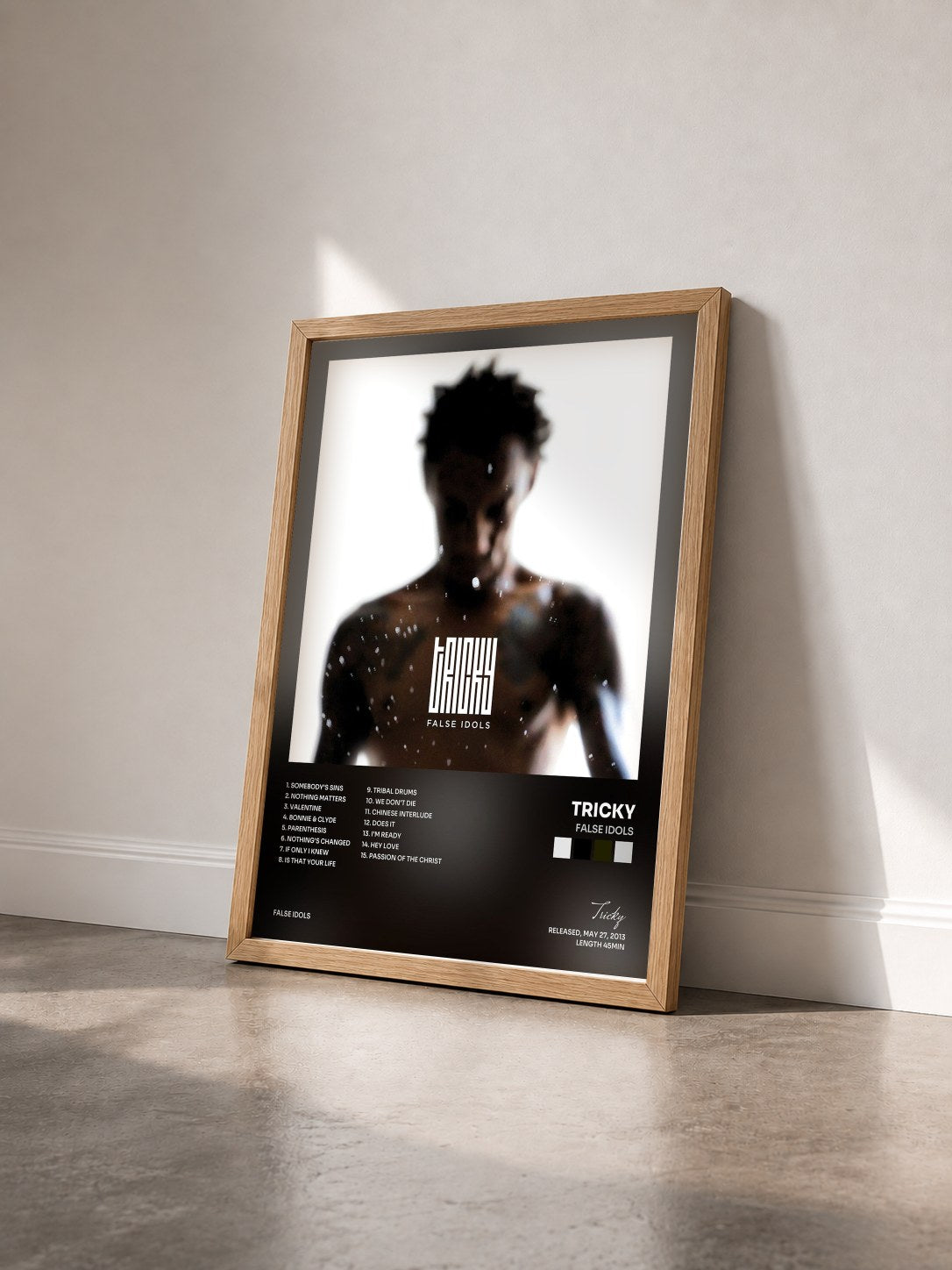 #bois Tableau de l'album False Idols de Tricky vu de trois quarts, cadre en bois brut