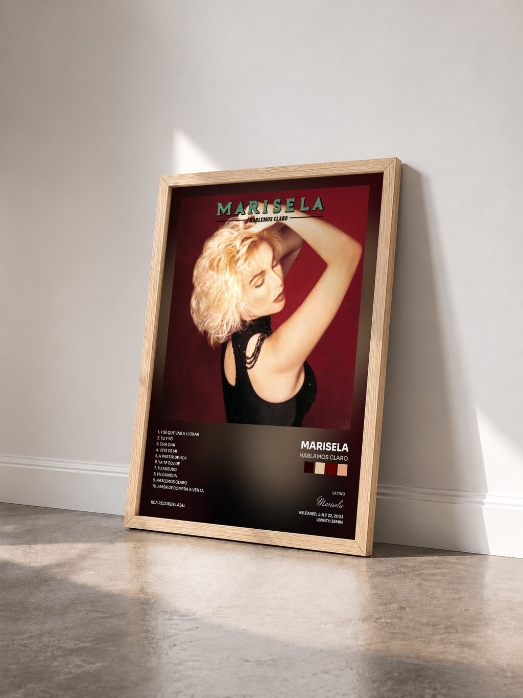 #bois Tableau de l'album Hablamos Claro de Marisela vu de trois quarts, cadre en bois brut