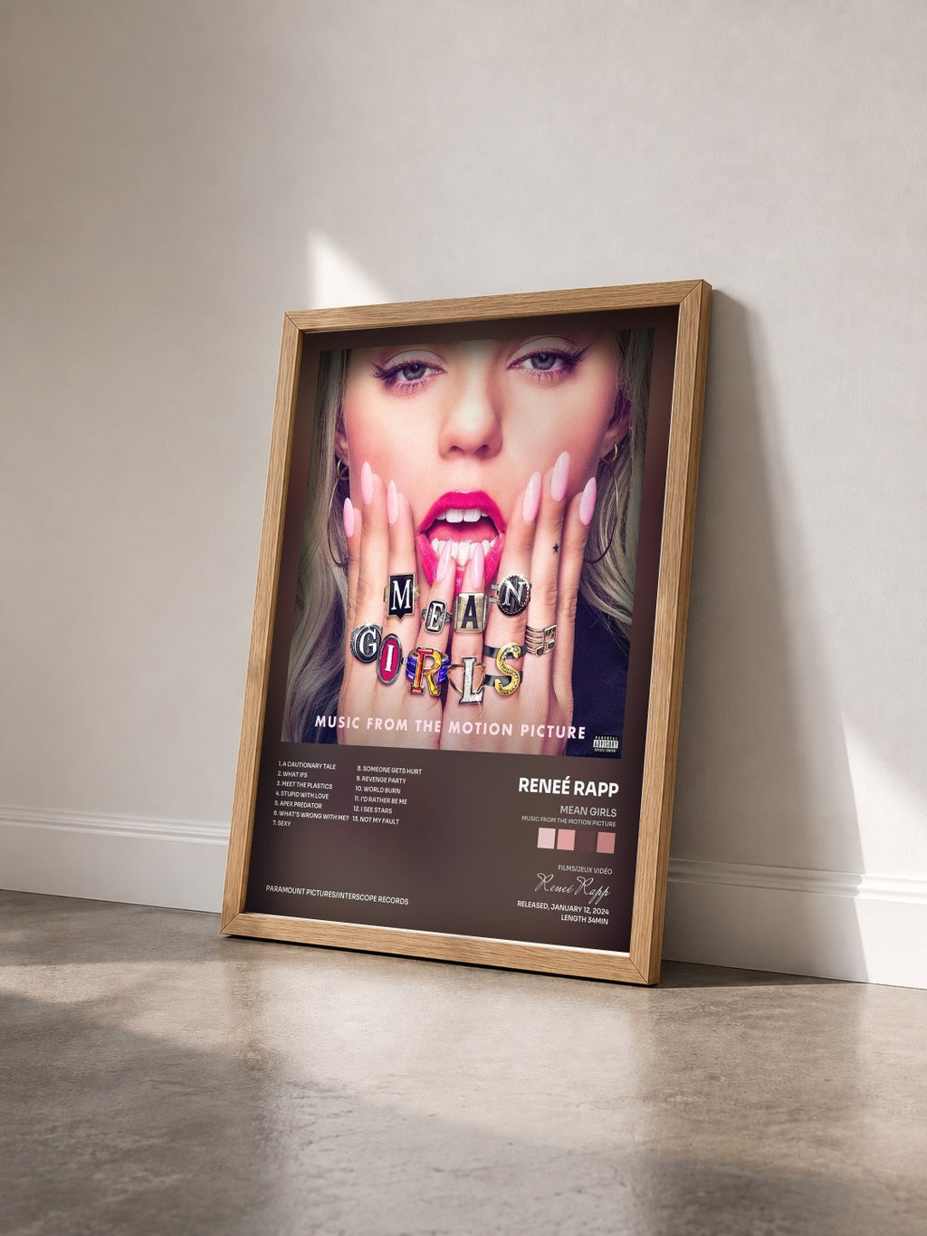 #bois Tableau de l'album Mean Girls (Music From The Motion Picture) de Reneé Rapp vu de trois quarts, cadre en bois brut