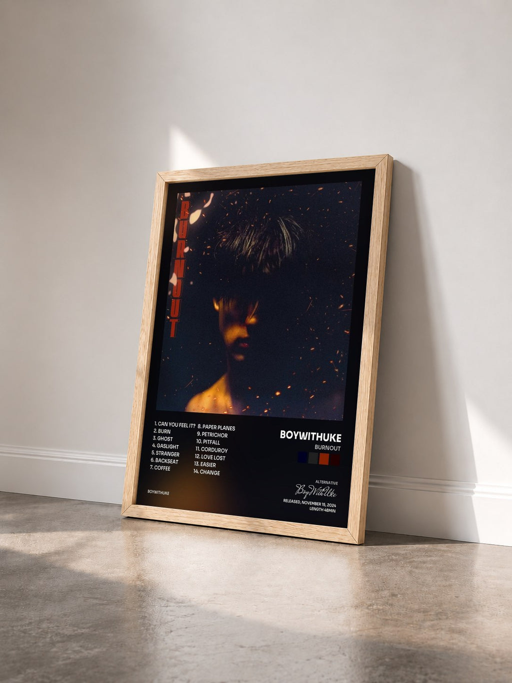 #bois Tableau de l'album Burnout de BoyWithUke vu de trois quarts, cadre en bois brut