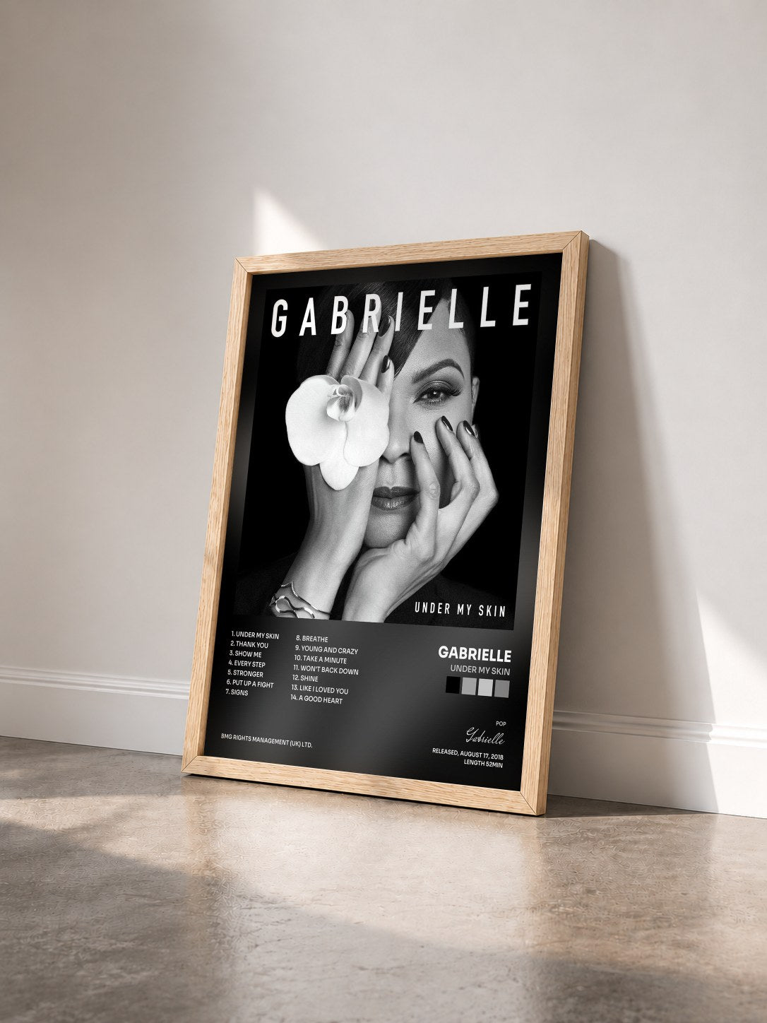 #bois Tableau de l'album Under My Skin de Gabrielle vu de trois quarts, cadre en bois brut