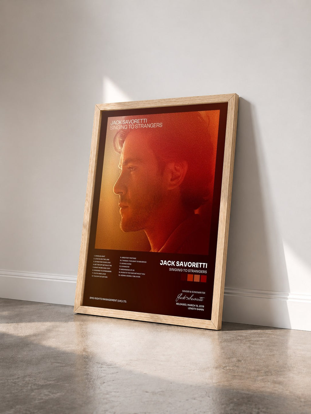 #bois Tableau de l'album Singing to Strangers de Jack Savoretti vu de trois quarts, cadre en bois brut