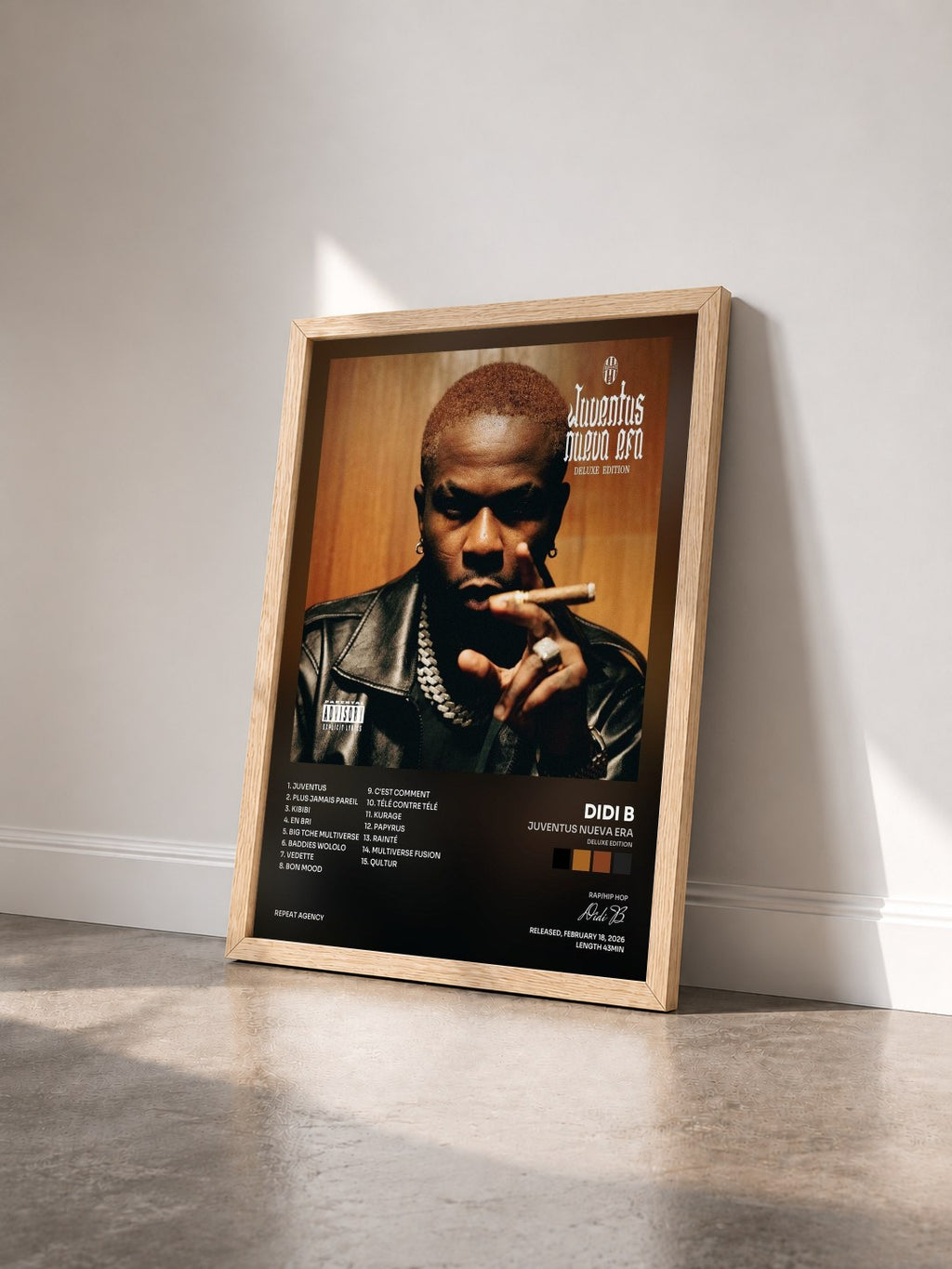 #bois Tableau de l'album Juventus Nueva Era (Deluxe Edition) de Didi B vu de trois quarts, cadre en bois brut