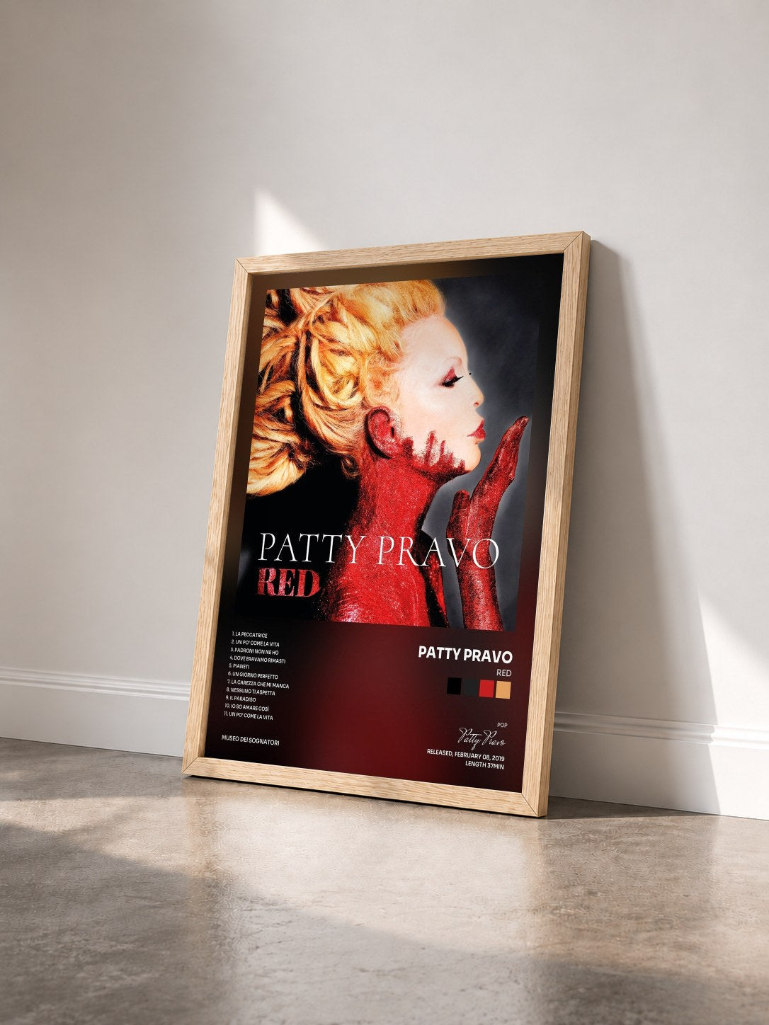 #bois Tableau de l'album Red de Patty Pravo vu de trois quarts, cadre en bois brut