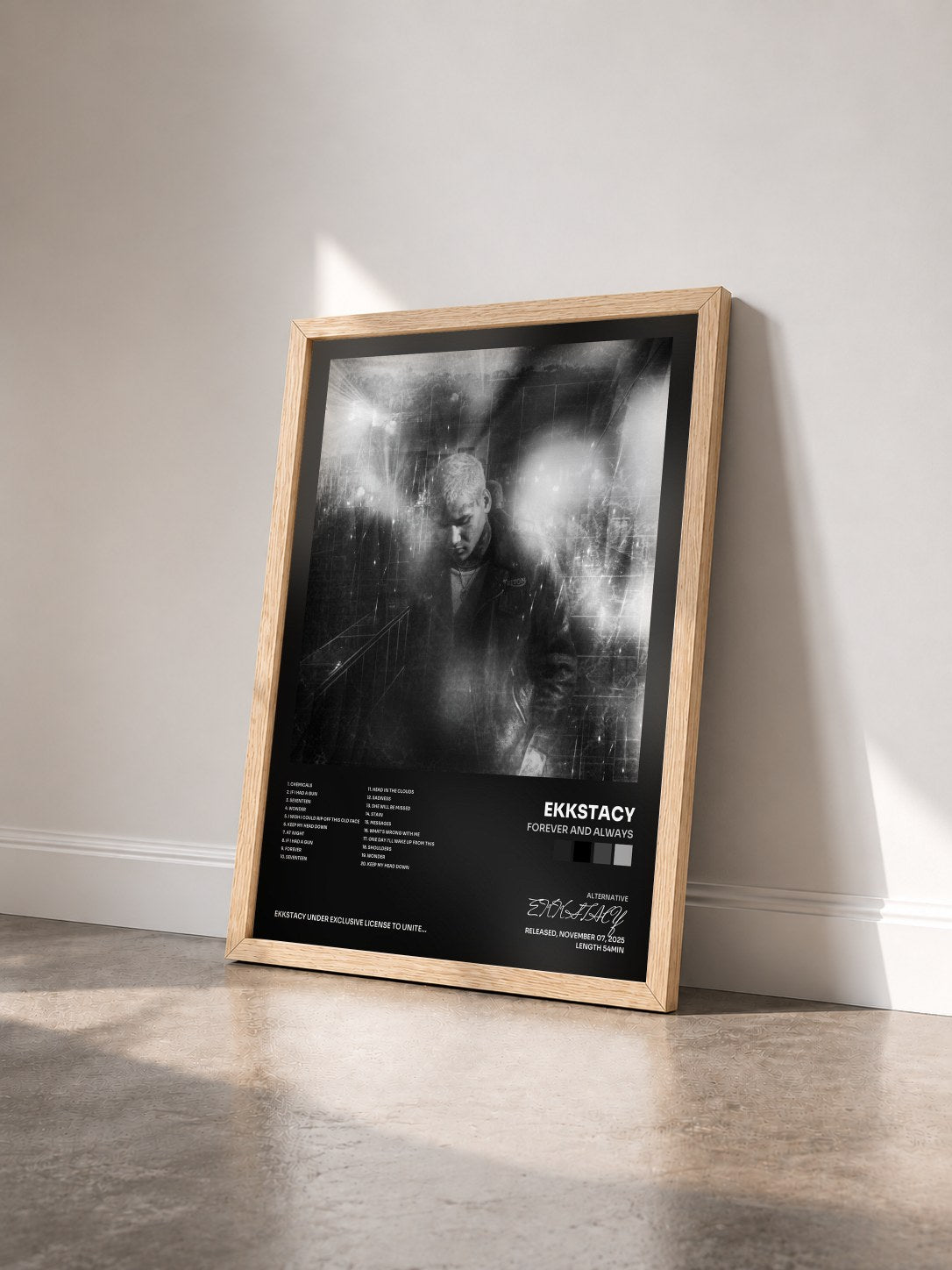 #bois Tableau de l'album forever and always de EKKSTACY vu de trois quarts, cadre en bois brut