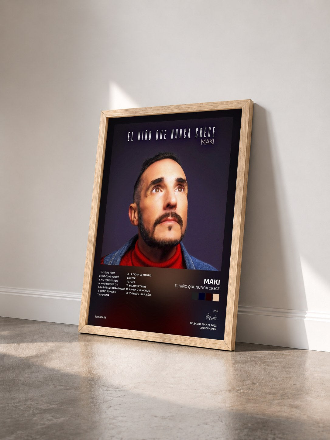 #bois Tableau de l'album El niño que nunca crece de Maki vu de trois quarts, cadre en bois brut