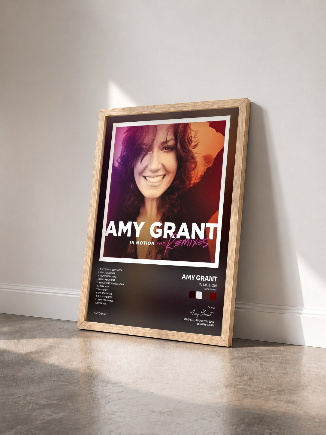 #bois Tableau de l'album In Motion (The Remixes) de Amy Grant vu de trois quarts, cadre en bois brut