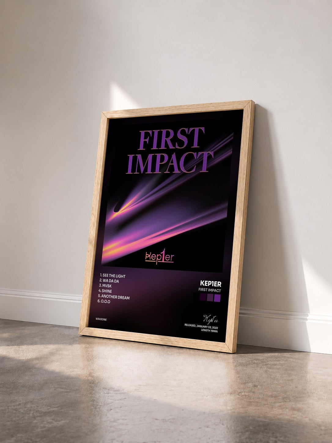 #bois Tableau de l'album FIRST IMPACT de Kep1er vu de trois quarts, cadre en bois brut