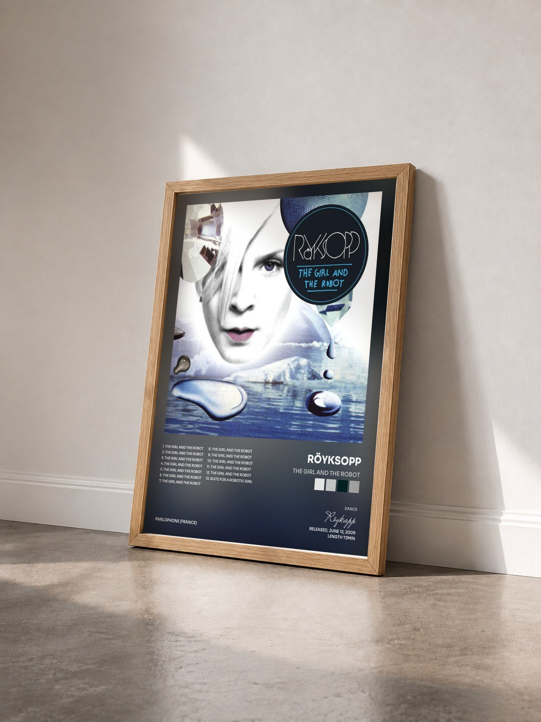 #bois Tableau de l'album The Girl and the Robot de Röyksopp vu de trois quarts, cadre en bois brut