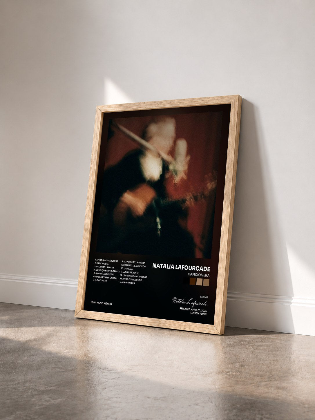 #bois Tableau de l'album Cancionera de Natalia Lafourcade vu de trois quarts, cadre en bois brut