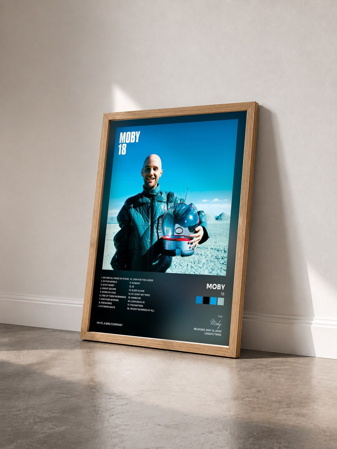 #bois Tableau de l'album 18 de Moby vu de trois quarts, cadre en bois brut