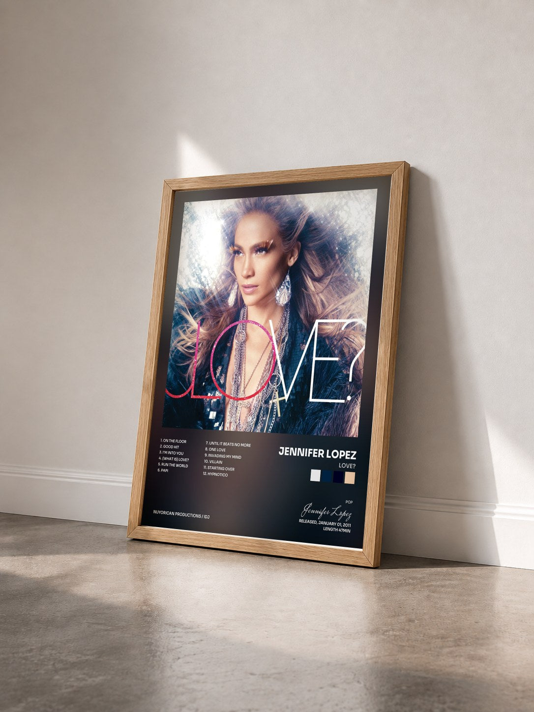 #bois Tableau de l'album LOVE? de Jennifer Lopez vu de trois quarts, cadre en bois brut