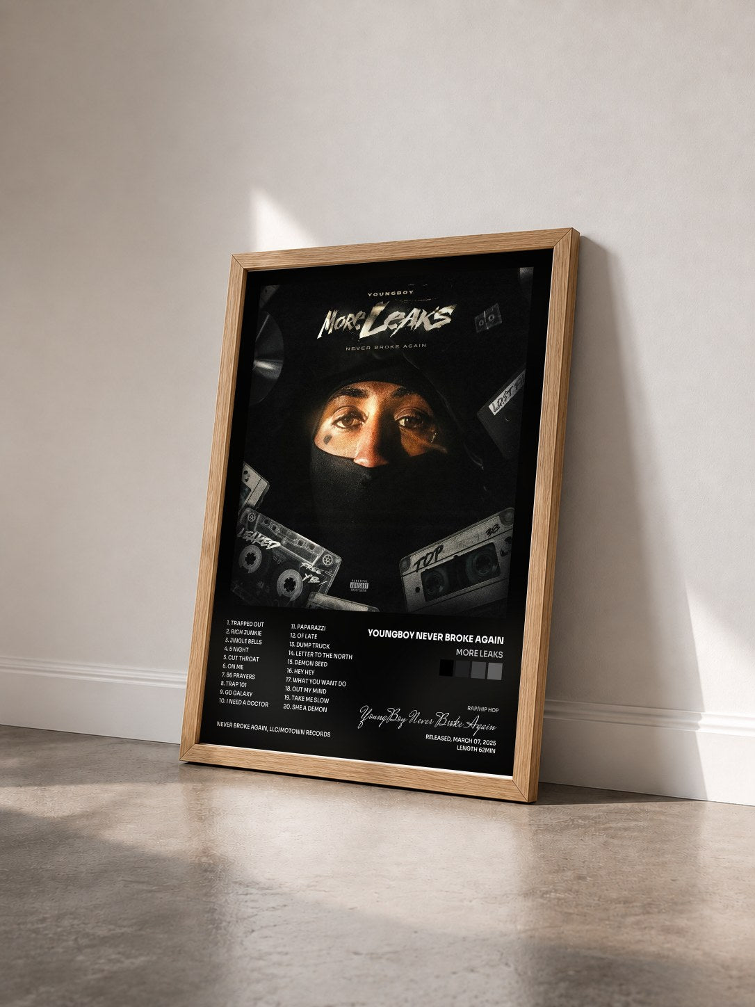 #bois Tableau de l'album More Leaks de YoungBoy Never Broke Again vu de trois quarts, cadre en bois brut