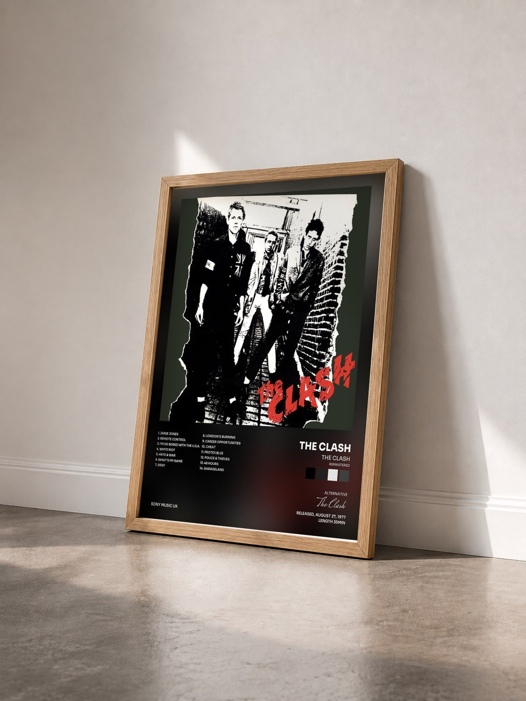 #bois Tableau de l'album The Clash (Remastered) de The Clash vu de trois quarts, cadre en bois brut