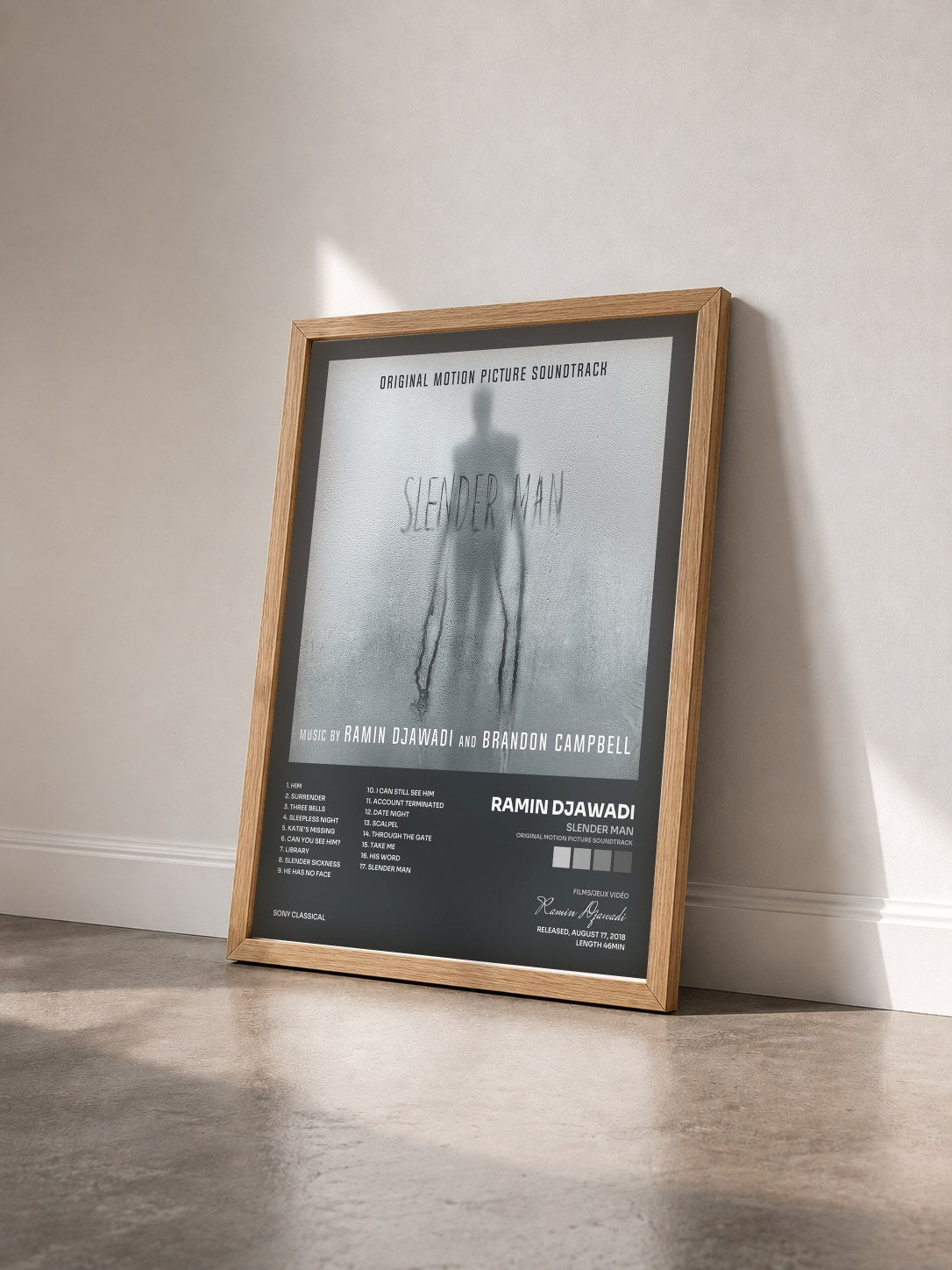 #bois Tableau de l'album Slender Man (Original Motion Picture Soundtrack) de Ramin Djawadi vu de trois quarts, cadre en bois brut