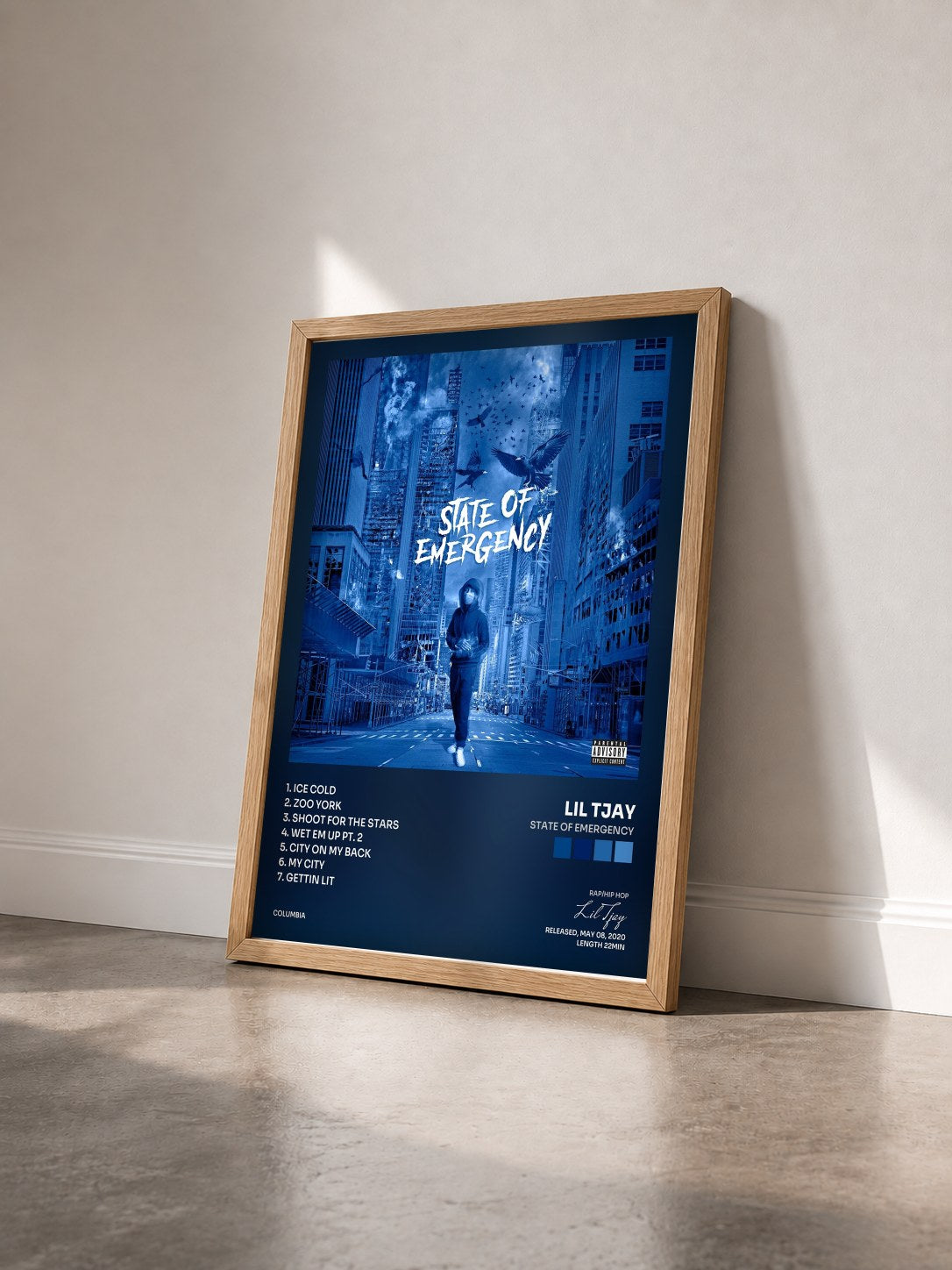 #bois Tableau de l'album State of Emergency de Lil Tjay vu de trois quarts, cadre en bois brut