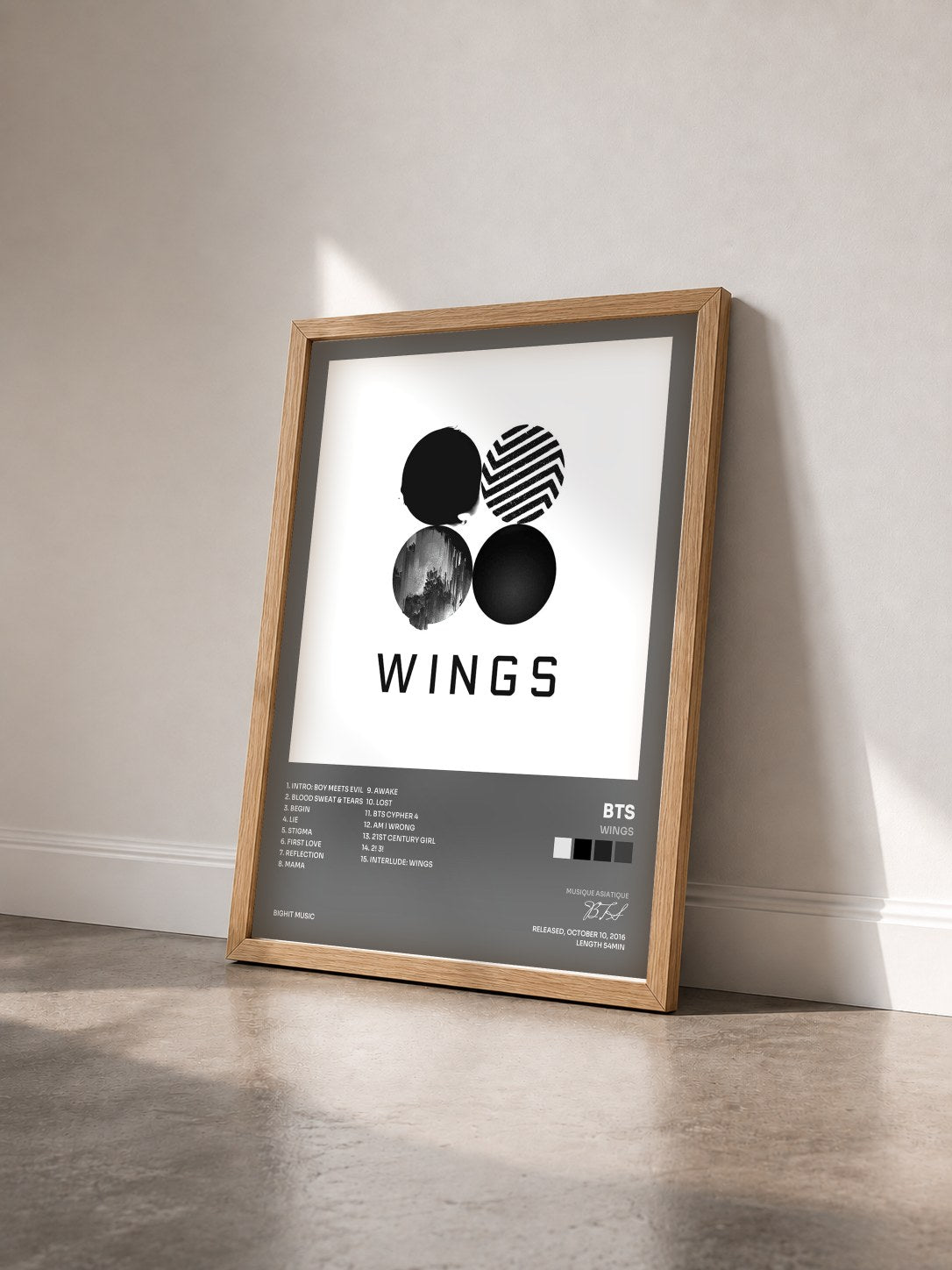 #bois Tableau de l'album Wings de BTS vu de trois quarts, cadre en bois brut