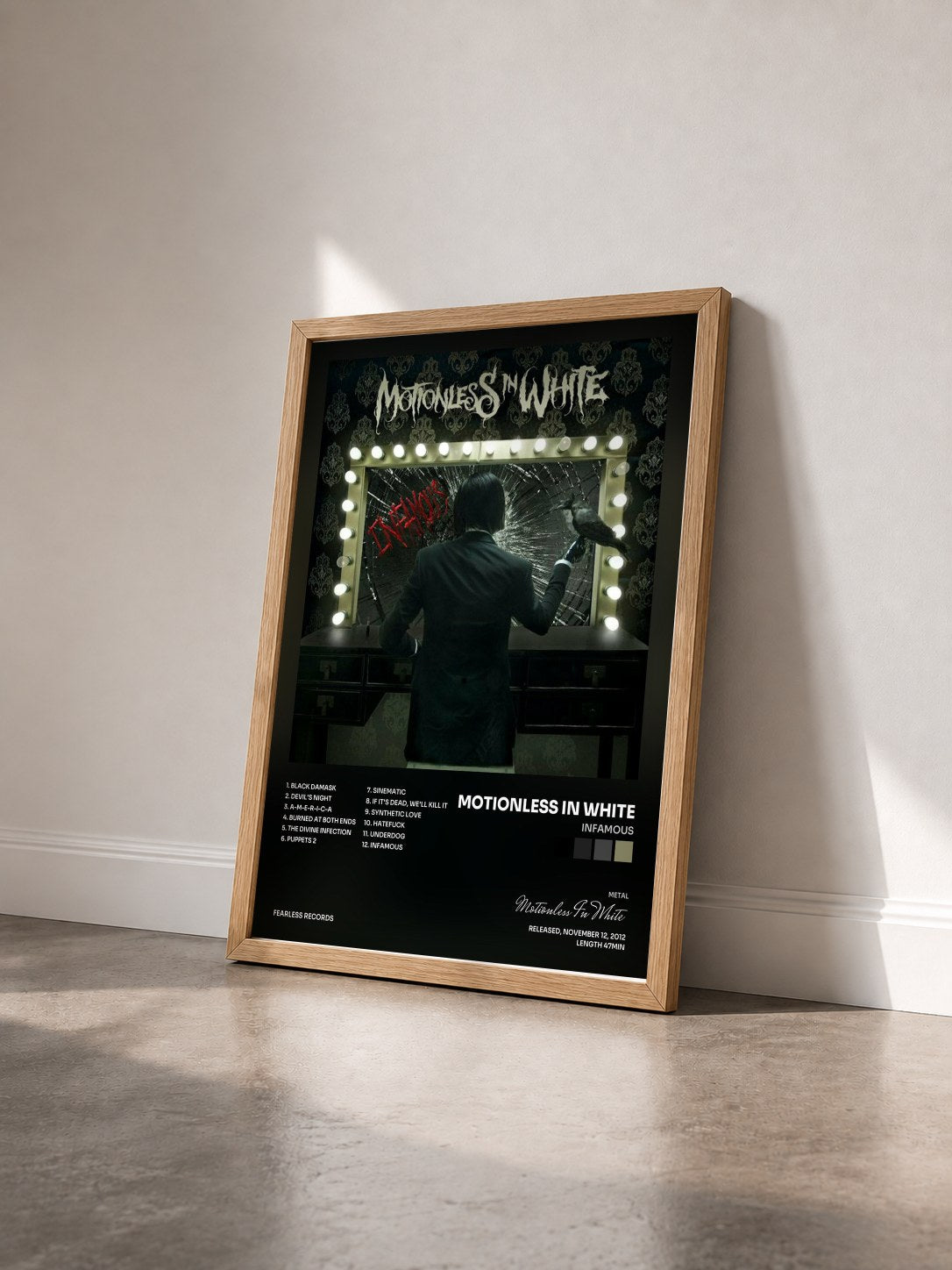 #bois Tableau de l'album Infamous de Motionless In White vu de trois quarts, cadre en bois brut