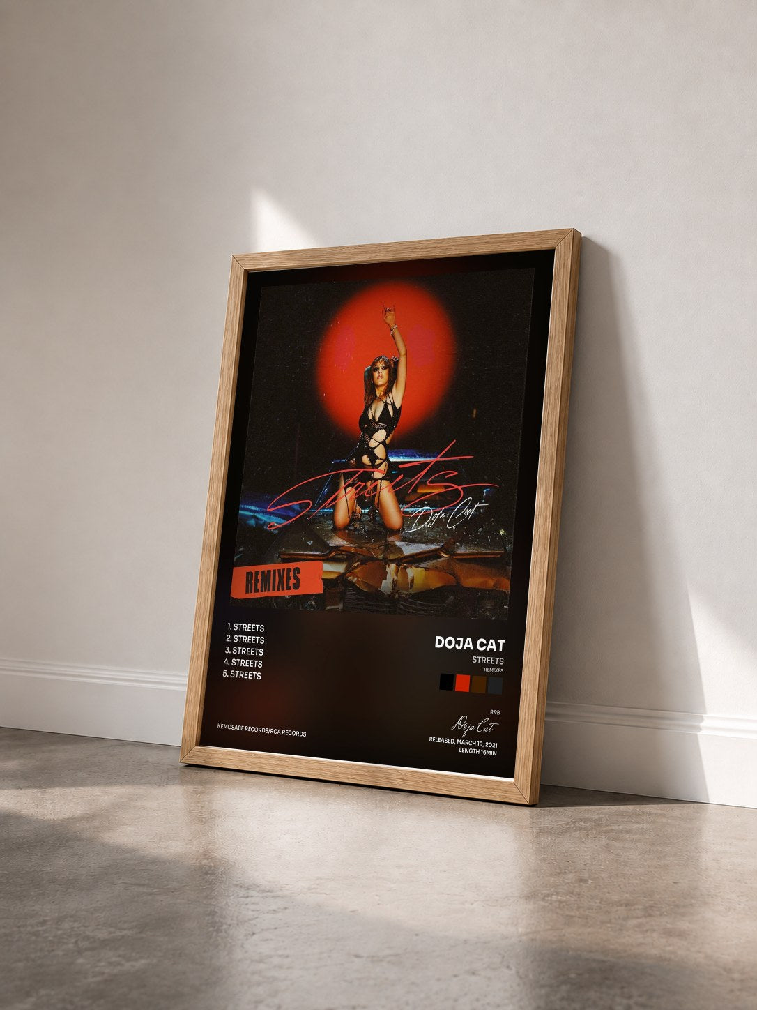 #bois Tableau de l'album Streets (Remixes) de Doja Cat vu de trois quarts, cadre en bois brut