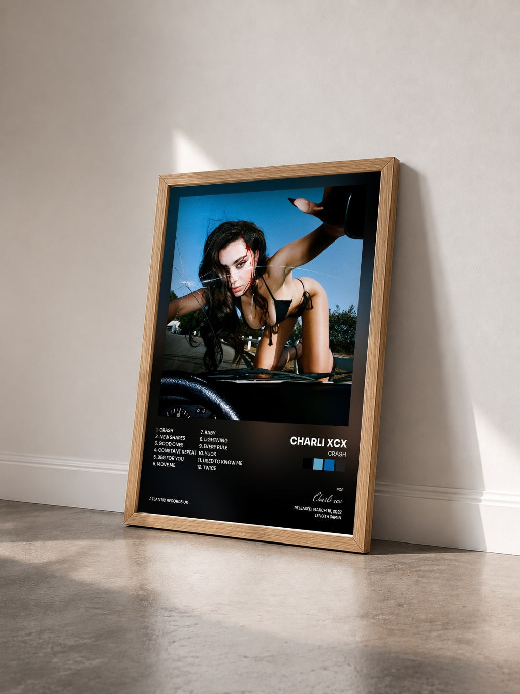 #bois Tableau de l'album CRASH de Charli xcx vu de trois quarts, cadre en bois brut