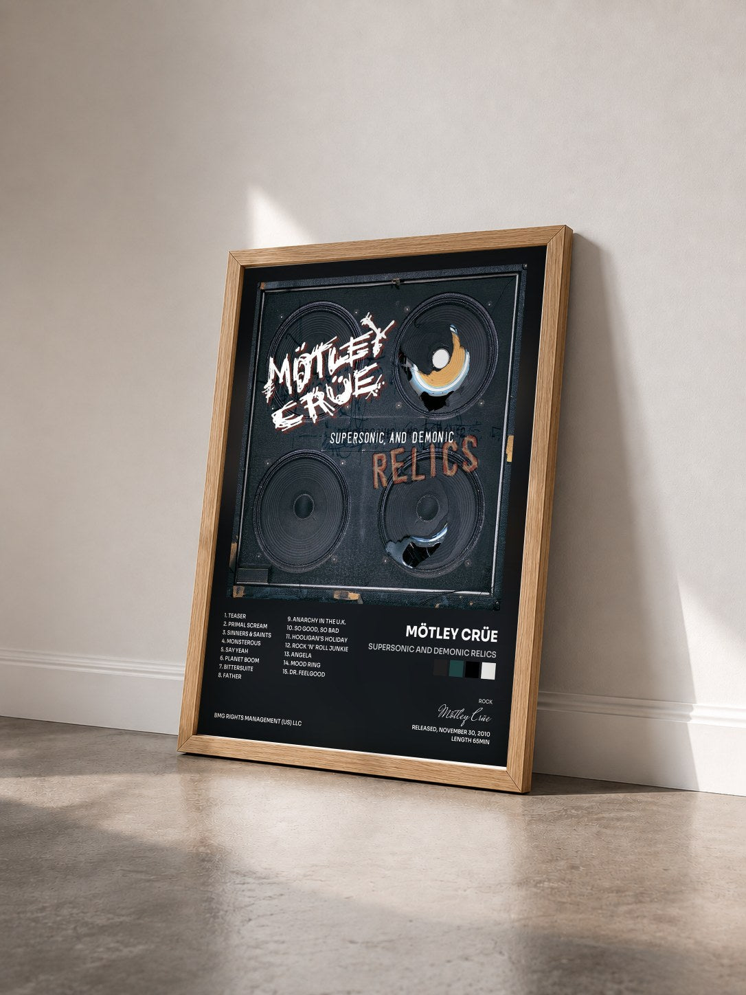 #bois Tableau de l'album Supersonic And Demonic Relics de Mötley Crüe vu de trois quarts, cadre en bois brut