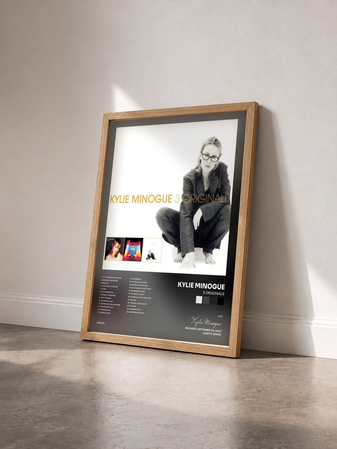 #bois Tableau de l'album 3 Originals de Kylie Minogue vu de trois quarts, cadre en bois brut