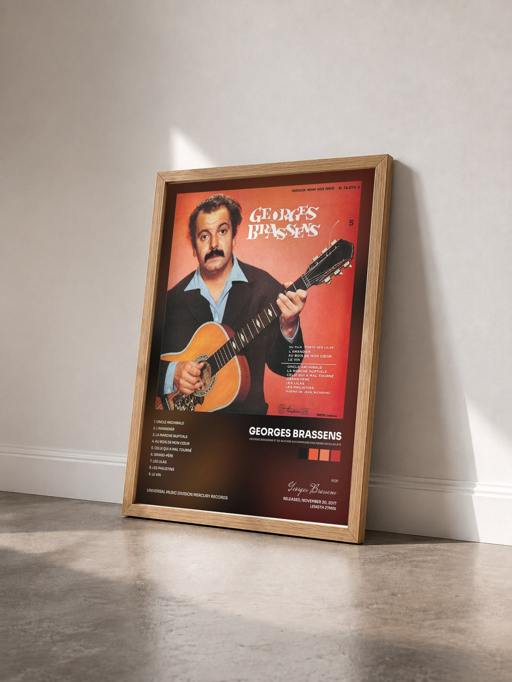 #bois Tableau de l'album Georges Brassens et sa guitare accompagné par Pierre Nicolas N°5 de Georges Brassens vu de trois quarts, cadre en bois brut