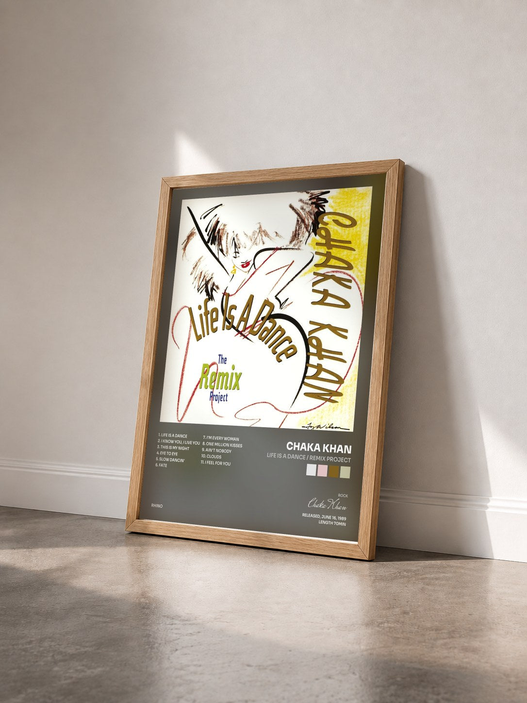 #bois Tableau de l'album Life Is a Dance / Remix Project de Chaka Khan vu de trois quarts, cadre en bois brut