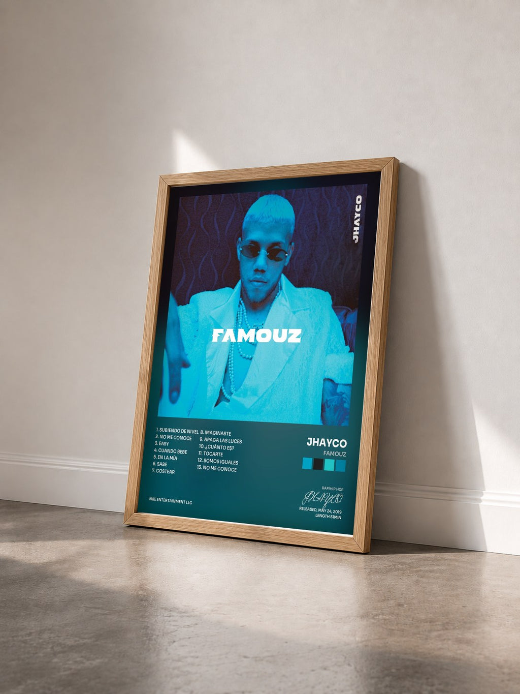 #bois Tableau de l'album Famouz de JHAYCO vu de trois quarts, cadre en bois brut