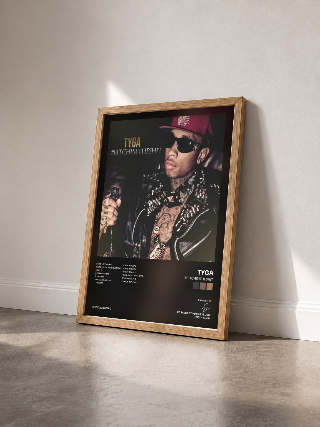 #bois Tableau de l'album #BitchImTheShit de Tyga vu de trois quarts, cadre en bois brut