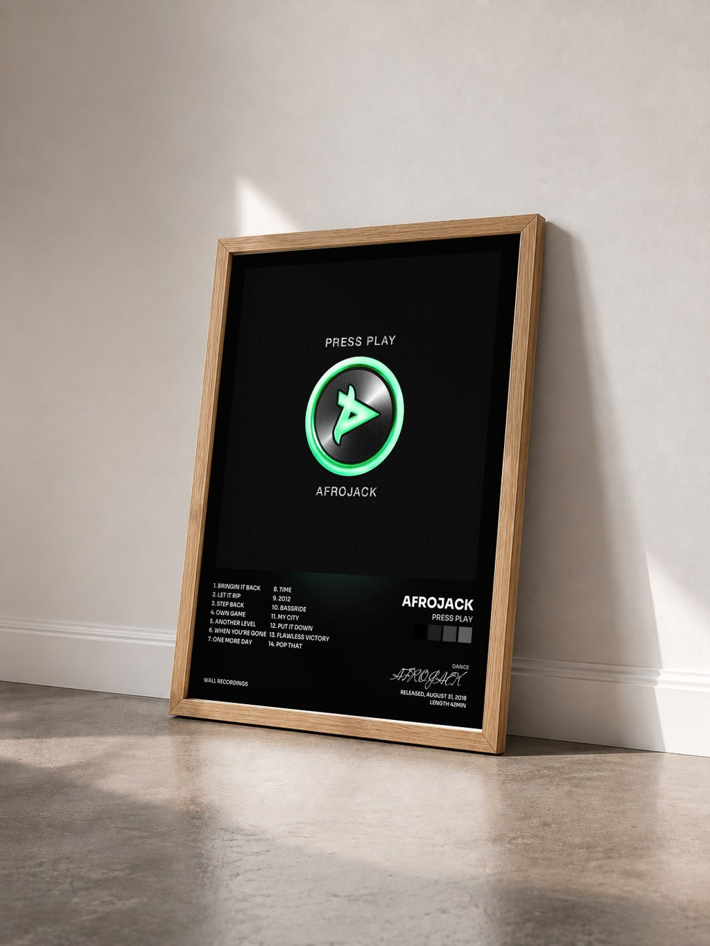 #bois Tableau de l'album Press Play de AFROJACK vu de trois quarts, cadre en bois brut