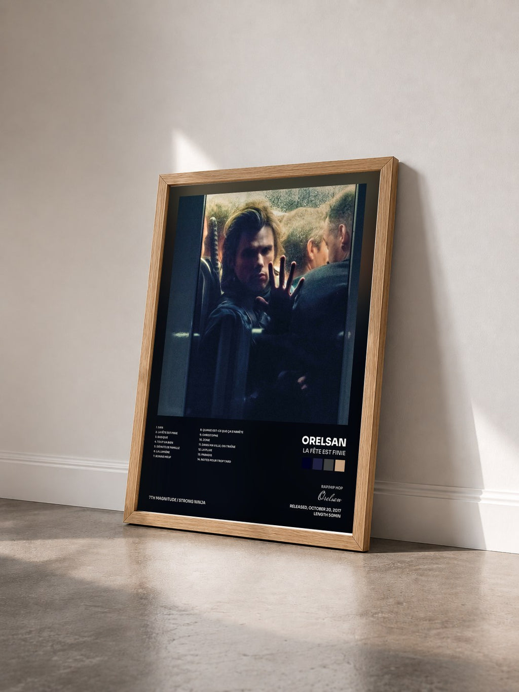 #bois Tableau de l'album La fête est finie de Orelsan vu de trois quarts, cadre en bois brut
