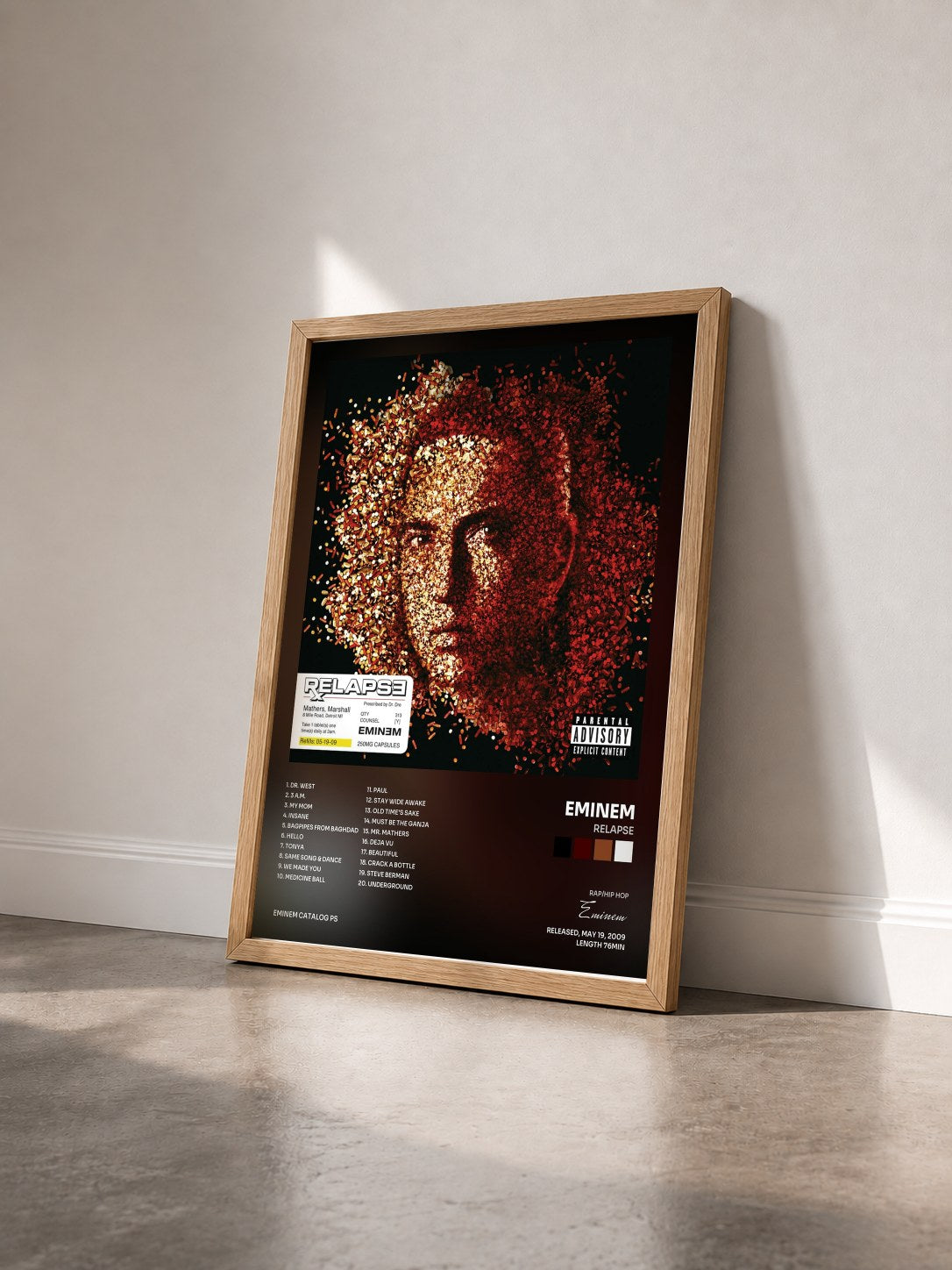 #bois Tableau de l'album Relapse de Eminem vu de trois quarts, cadre en bois brut