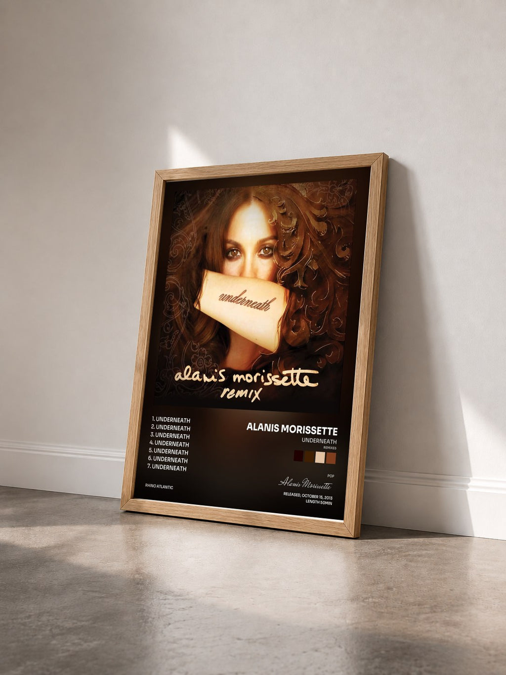 #bois Tableau de l'album Underneath (Remixes) de Alanis Morissette vu de trois quarts, cadre en bois brut