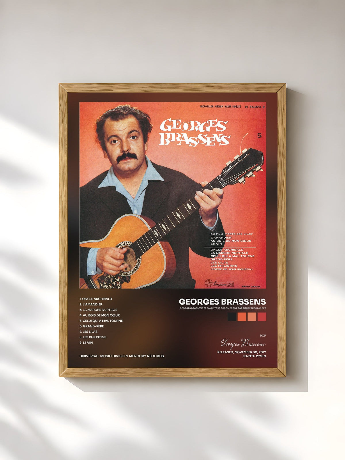 #bois Tableau de l'album Georges Brassens et sa guitare accompagné par Pierre Nicolas N°5 de Georges Brassens, cadre en bois brut, imprimé et encadré en France